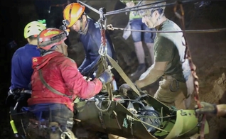 Socorristas trabalhando em operação de resgate de time de futebol preso em caverna na Tailândia. (Foto: Thai Navy Seal/via Reuters)