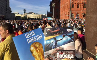 Folhetos desenvolvidos especialmente para as ações de evangelismo na Copa do Mundo. (Foto: Mission Eurasia)