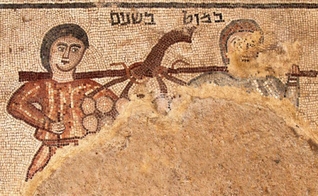 O mosaico retrata dois homens carregando uma vara com um cacho de uvas. (Foto: Jim Haberman).