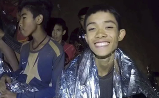 Os meninos foram explorar na caverna e ficaram presos dentro devido a inundações. (Foto: Xinhua).