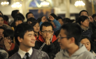Cristão ora durante culto na China. (Foto: Foreign Policy)
