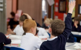 Crianças participam de aula em escola da Escócia. (Foto: BBC)