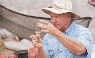 Dr. Stripling observou que explorar a Bíblia por meio da arqueologia é uma forma de se conectar com Deus. (Foto: CBN News).