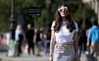 Com os complementos certos, a camiseta básica faz bonito em festas e em reuniões de trabalho. (Foto: WGSN)
