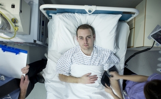Imagem ilustrativa. Homem sendo diagnosticado pelos médicos em hospital. (Foto: Reprodução)