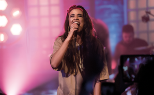 O formato apresenta banda completa e arranjos diferenciados. (Foto: Divulgação).