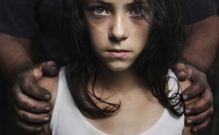 O Código Penal do Brasil considera crime a relação sexual entre adultos e menores de 14 anos. (Foto: Reprodução)