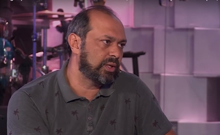 Maurício Soares fala sobre música gospel no programa 'Nova Talk', apresentado pelo pastor Maurício Fragale. (Imagem: Nova Talk)