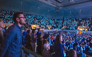 Pastor Mark Batterson em culto na National Community Church, em Washington. (Foto: National Community Church)