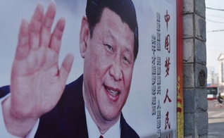 Outdoor em Pequim com a imagem de Xi Jinping, presidente e secretário-geral do Partido Comunista da China. (Foto: Greg Baker/AFP)