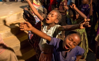 Crianças apoiadas pelo ministério Iris Global louvando a Deus na África. (Foto: Iris Global)
