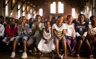 Crianças ruandesas durante um culto de domingo em Kigali, capital de Ruanda. (Foto: AP/Ben Curtis)