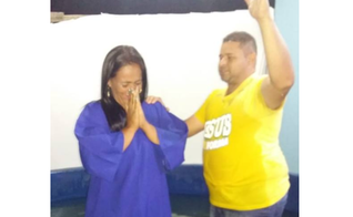 Alana foi batizada pelo pastor Ralison Endrigo. (Foto: Junta de Missões Nacionais)