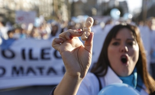 Médicos protestam contra novo projeto de lei em votação na Argentina, que os obrigaria a fazer abortos, mesmo contrariando suas crenças pessoais. (Foto: Crux Now)