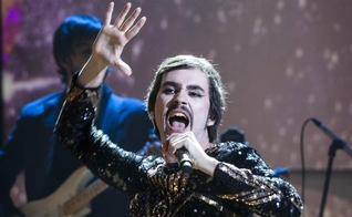 O cantor pernambucano Johnny Hooker gerou revolta entre cristãos após dizer que 'Jesus é travesti', durante um de seus shows. (Foto: UOL)