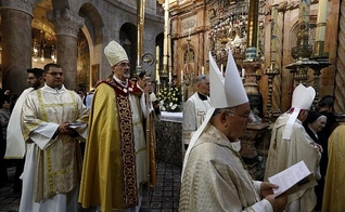 O chefe da Igreja Católica Romana em Israel, Pierbattista Pizzaballa, em procissão no Domingo de Páscoa. (Foto: AFP/Gali Tibbon)