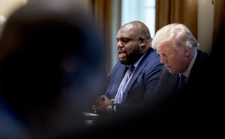 Presidente Donald Trump recebendo oração do pastor John Grey na Casa Branca, em Washington. (Foto: Andrew Harnik/AP)