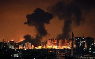 Fumaça subindo após um ataque aéreo israelense na Cidade de Gaza. (Foto: AFP/Mahmud Hams)