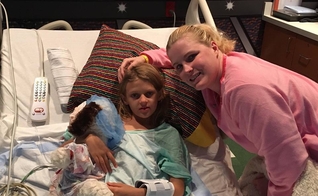 Aos 8 anos, Abby Steinard recebeu o rim de Kari Woods, mãe de cinco filhos. (Foto: Reprodução/Facebook)