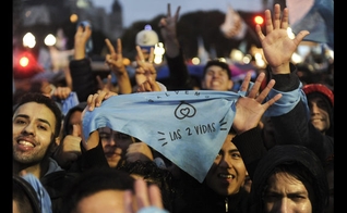 Manifestantes pró-vida celebram o resultado da votação no Senado da Argentina, que rejeitou a legalização do aborto, em 2018. (Foto: Fox News)