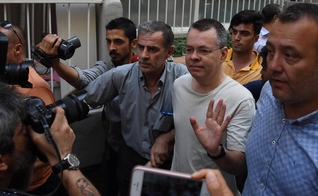 Pastor Andrew Brunson participou de uma audiência em um tribunal turco, no dia 18 de julho. (Foto: Reuters)