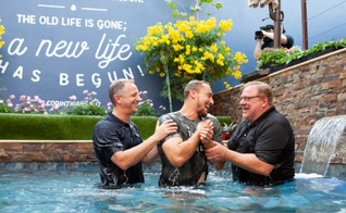 O pastor celebrou o fato de sua igreja se tornar a primeira na história dos Estados Unidos a batizar 50 mil pessoas. (Foto: Saddleback Church).
