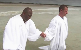 Ken Parker foi batizado pelo pastor William McKinnon, de uma igreja afro-americana. (Foto: NBC News)