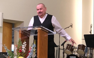 O pastor da Igreja Batista de Fairview, Mike Rice, contando testemunho aos membros. (Foto: Kentucky Today/Mark Maynard)