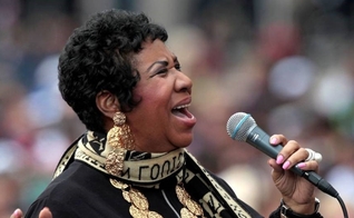 Aretha Franklin, durante uma apresentação em Detroit em 2011. (Foto: JEFF KOWALSKY / EFE)
