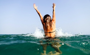Saiba evitar doenças e irritação na região genital em situações como idas à praia. (Foto: Shevtsovy/ThinkStock)