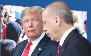 Presidente dos EUA, Donald Trump, com o presidente turco, Recep Erdogan, na sede da Otan. (Foto: Reuters)