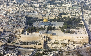 Vista aérea do Monte do Templo, cercado por muralhas na Cidade Velha de Jerusalém. (Foto: Godot13/Andrew Shiva/Wikipedia)