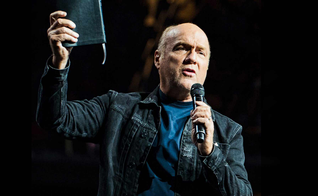 Greg Laurie foi censurado por causa de sua imagem segurando a Bíblia. (Foto: Reprodução)