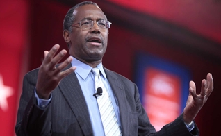 Ben Carson trabalha atualmente como um dos ministros do governo Trump, mas construiu uma carreira brilhante na Medicina, com técnicas inovadoras na Neurocirurgia. (Foto: Gage Skidmore/Wikimedia)