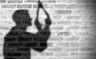 O jornal da Associação Médica Americana de Psiquiatria destacou a importância da fé em Deus para a prevenção ao suicídio. (Foto: MuyHistoria)