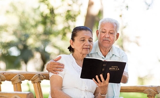 Imagem ilustrativa. Casal de idosos lendo a Bíblia Sagrada juntos. (Foto: Aldo Murillo/Captura/iStock)