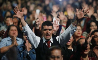 Pessoas orando durante culto evangélico em Bogotá, na Colômbia. (Foto: AP Photo/Fernando Vergara)