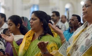 Indianos participam de culto. (Foto: chretiens.info)