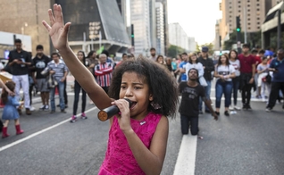 Aos 10 anos, Vitória de Deus canta e prega na Avenida Paulista. (Foto: Eduardo Knapp/Folhapress)