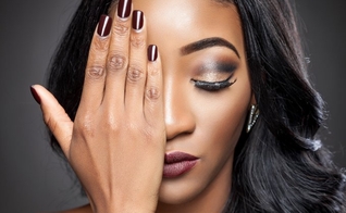 O alongamento de unhas e pode ser adotado por qualquer mulher. (Foto: And-one/ThinkStock)
