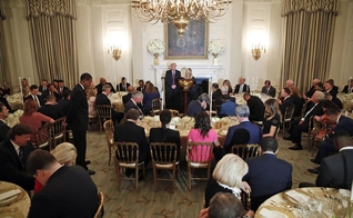 Donald Trump cumprimenta líderes evangélicos na Sala de Jantar de Estado da Casa Branca. (Foto: AP Photo/Alex Brandon)