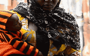 Esther* segura a pequena filha Rebecca* nos braços, após ter sido resgatada de cativeiro do Boko Haram. (Foto: Portas Abertas)