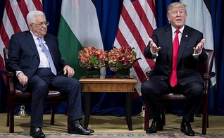 O presidente da Autoridade Palestina, Mahmoud Abbas, ao lado do presidente dos EUA, Donald Trump. (Foto: AFP Photo/Brendan Smialowski)