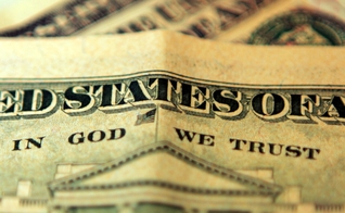 Frase "In God We Trust" é impressa nas cédulas de dólar. (Foto: CBS)