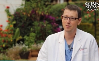 Erik Hansen tinha um futuro promissor como médico no Texas, mas decidiu seguir o chamado de Deus para cuidar de pessoas necessitadas no Quênia. (Imagem: CBN News)