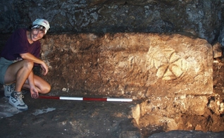 Arqueóloga mede parte da rede de cavernas que pode ser onde Jesus transformou água em vinho. (Foto: Pen News)