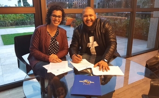 Israel Salazar e Renata Cenízio, gerente artístico da Universal Music Christian Group. (Foto: 