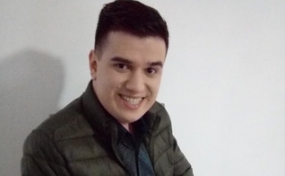 Maicon Ayres trabalha no departamento infantil da igreja que congrega e canta desde criança. (Foto: Divulgação).