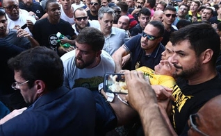 Bolsonaro estava usando um colete à prova de balas e por isso sofreu apenas um ferimento superficial. (Foto: Reprodução).