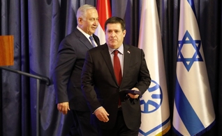 Primeiro-ministro israelense Benjamin Netanyahu e ex-presidente paraguaio, Horacio Cartes, durante a transferência da embaixada do Paraguai para Jerusalém. (Foto: EPA)